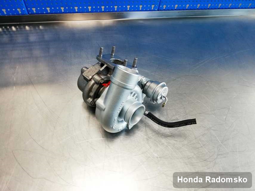 Zregenerowana w firmie w Radomsku turbosprężarka do auta producenta Honda na stole w warsztacie naprawiona przed spakowaniem