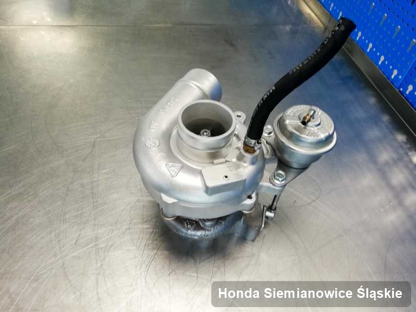 Naprawiona w pracowni regeneracji w Siemianowicach Śląskich turbosprężarka do aut  firmy Honda na stole w laboratorium zregenerowana przed nadaniem
