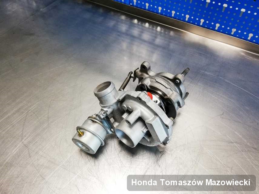 Zregenerowana w pracowni regeneracji w Tomaszowie Mazowieckim turbina do samochodu koncernu Honda na stole w laboratorium po naprawie przed wysyłką