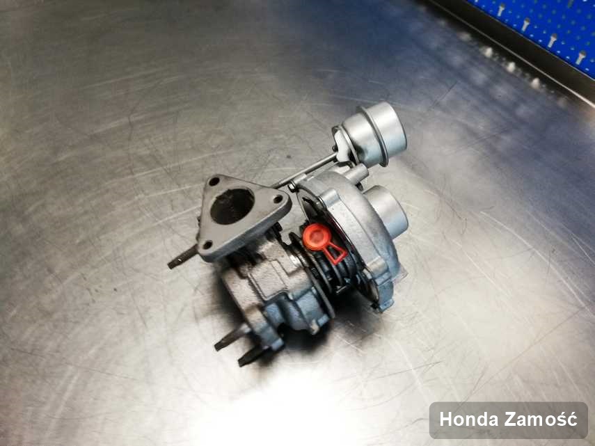 Wyczyszczona w przedsiębiorstwie w Zamościu turbosprężarka do osobówki z logo Honda przygotowana w laboratorium wyremontowana przed wysyłką