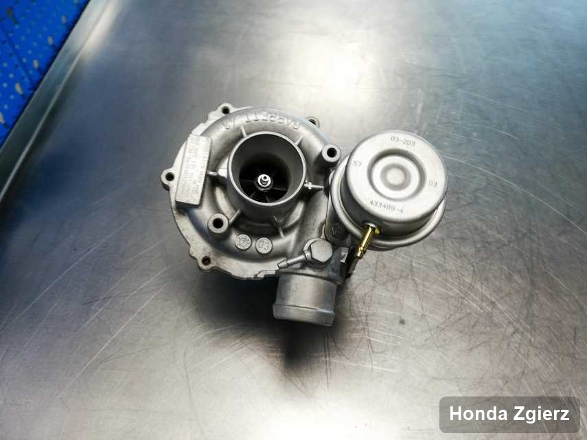 Wyczyszczona w przedsiębiorstwie w Zgierzu turbosprężarka do auta z logo Honda na stole w pracowni wyremontowana przed spakowaniem
