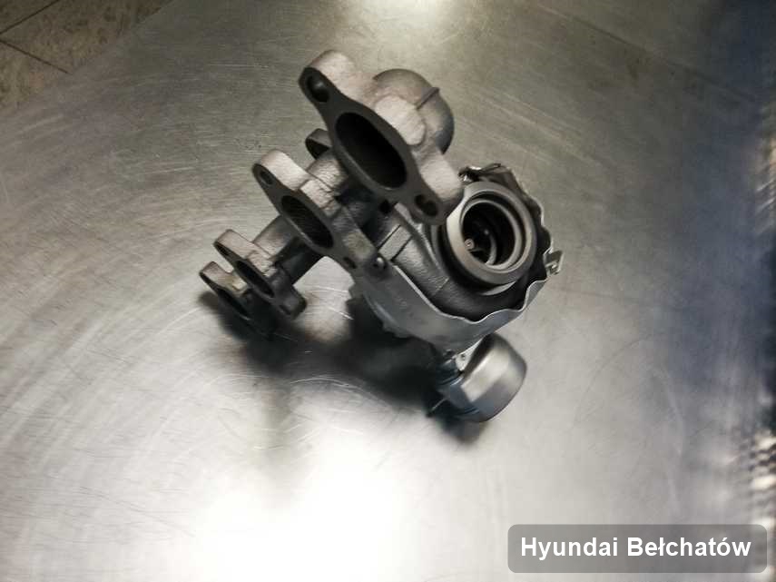 Wyremontowana w firmie w Bełchatowie turbosprężarka do auta koncernu Hyundai na stole w laboratorium naprawiona przed spakowaniem