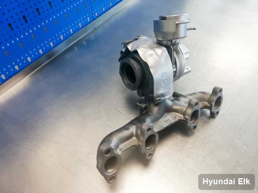 Naprawiona w firmie w Ełku turbosprężarka do auta firmy Hyundai na stole w pracowni naprawiona przed nadaniem