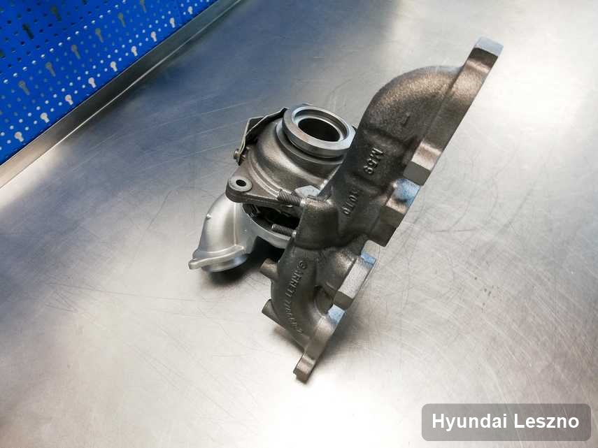 Zregenerowana w przedsiębiorstwie w Lesznie turbosprężarka do pojazdu marki Hyundai na stole w pracowni zregenerowana przed spakowaniem