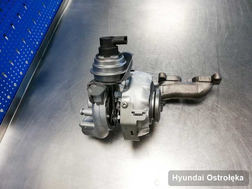 Wyczyszczona w laboratorium w Ostrołęce turbosprężarka do samochodu z logo Hyundai przygotowana w warsztacie po regeneracji przed wysyłką
