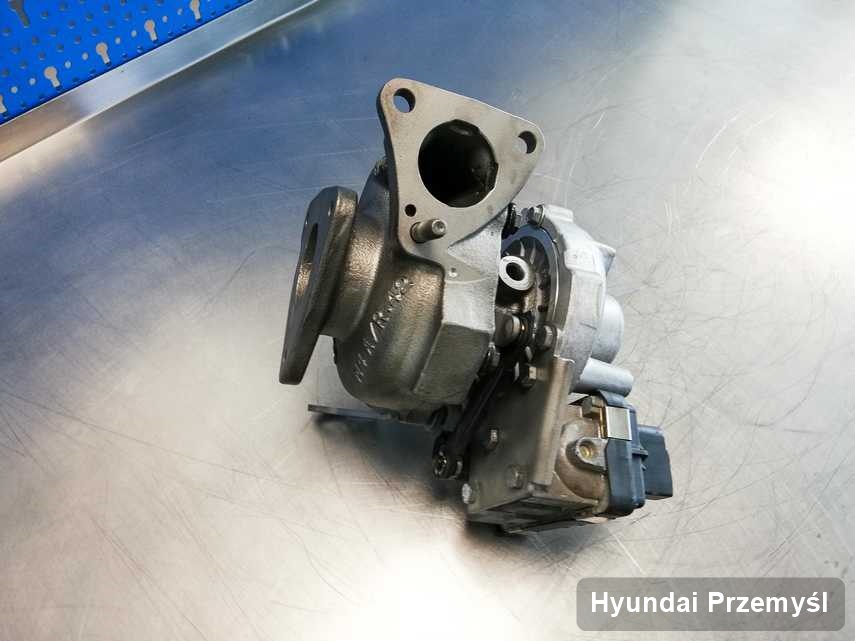 Wyczyszczona w przedsiębiorstwie w Przemyślu turbosprężarka do aut  z logo Hyundai przygotowana w laboratorium po regeneracji przed nadaniem