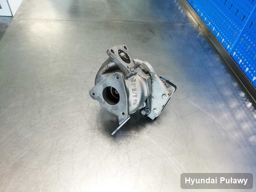Zregenerowana w pracowni regeneracji w Puławach turbosprężarka do pojazdu z logo Hyundai na stole w laboratorium zregenerowana przed wysyłką