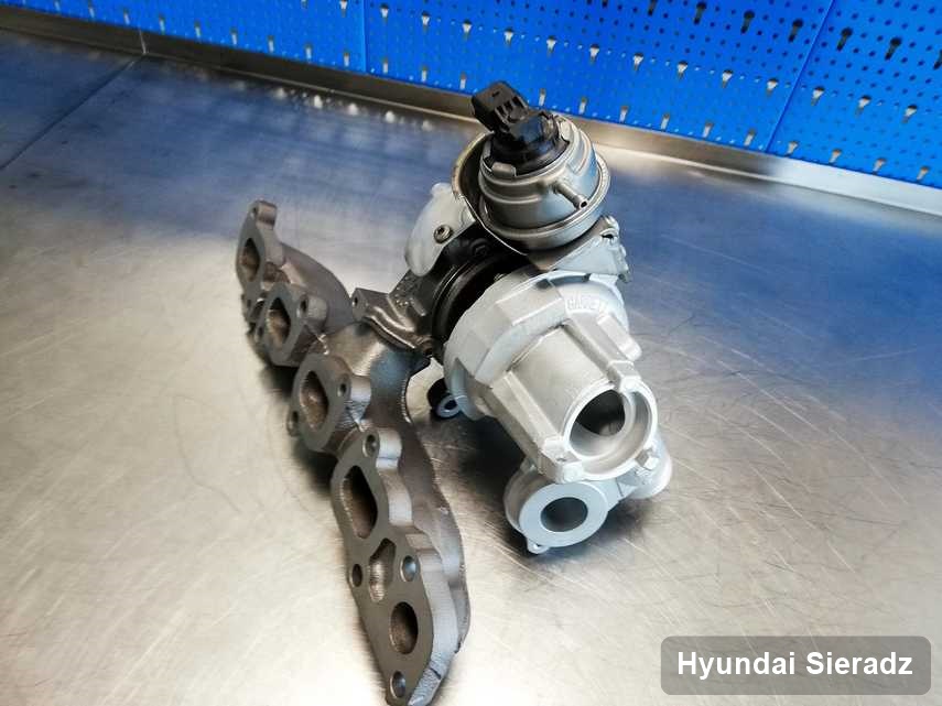 Wyczyszczona w przedsiębiorstwie w Sieradzu turbina do auta marki Hyundai na stole w laboratorium po regeneracji przed wysyłką
