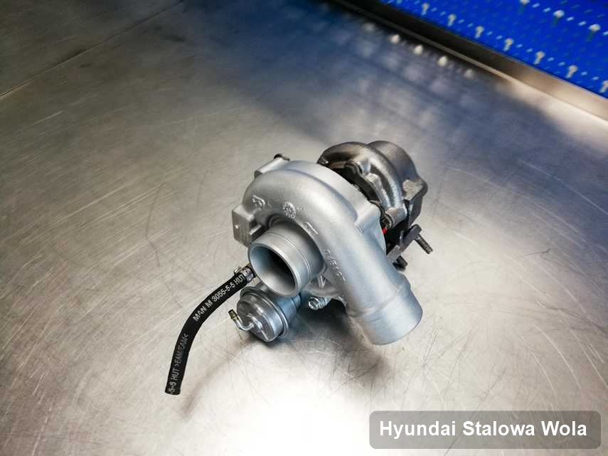 Naprawiona w firmie w Stalowej Woli turbina do samochodu z logo Hyundai na stole w laboratorium po remoncie przed wysyłką