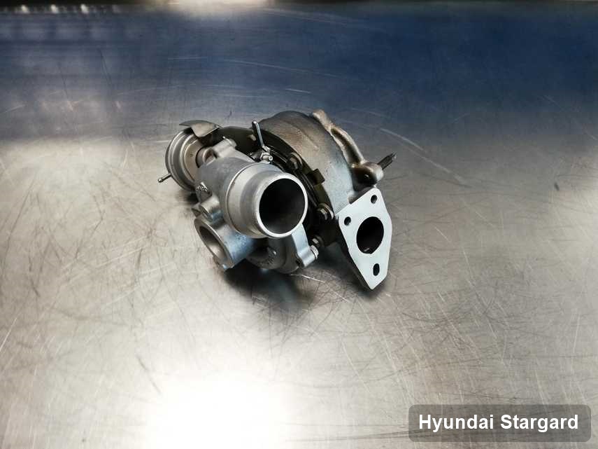 Wyczyszczona w pracowni regeneracji w Stargardzie turbosprężarka do aut  koncernu Hyundai na stole w warsztacie zregenerowana przed wysyłką