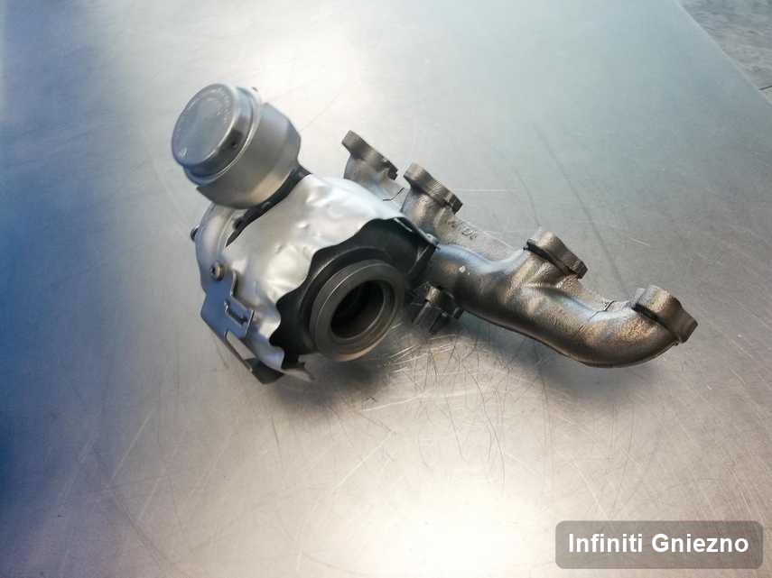 Naprawiona w laboratorium w Gnieznie turbosprężarka do auta marki Infiniti przyszykowana w laboratorium po remoncie przed nadaniem