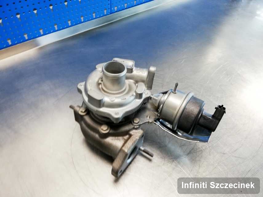 Wyremontowana w firmie zajmującej się regeneracją w Szczecinku turbosprężarka do auta marki Infiniti na stole w warsztacie po naprawie przed wysyłką