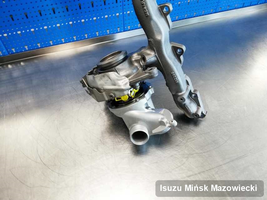 Naprawiona w firmie zajmującej się regeneracją w Mińsku Mazowieckim turbosprężarka do samochodu marki Isuzu na stole w laboratorium po naprawie przed spakowaniem