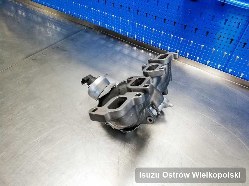 Wyczyszczona w przedsiębiorstwie w Ostrowie Wielkopolskim turbina do pojazdu z logo Isuzu przygotowana w warsztacie zregenerowana przed nadaniem