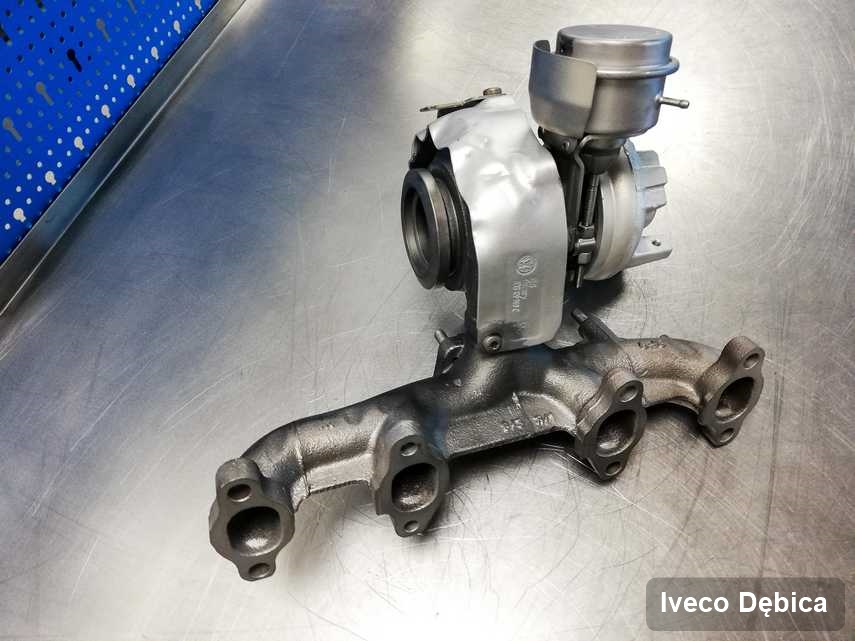 Wyremontowana w pracowni w Dębicy turbosprężarka do samochodu spod znaku Iveco na stole w warsztacie po remoncie przed nadaniem