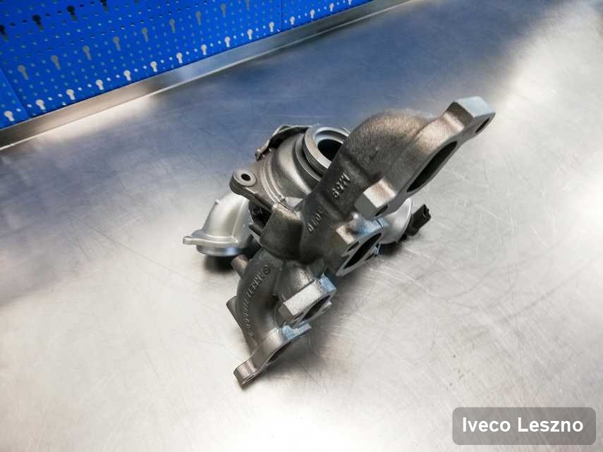 Zregenerowana w pracowni regeneracji w Lesznie turbosprężarka do auta z logo Iveco na stole w laboratorium zregenerowana przed spakowaniem