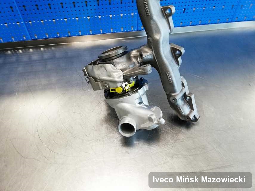 Wyczyszczona w pracowni w Mińsku Mazowieckim turbosprężarka do osobówki marki Iveco na stole w warsztacie po regeneracji przed wysyłką