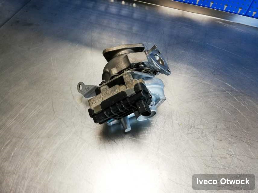 Zregenerowana w przedsiębiorstwie w Otwocku turbosprężarka do samochodu marki Iveco na stole w warsztacie wyremontowana przed nadaniem