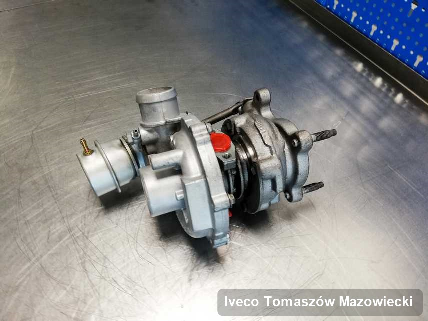 Zregenerowana w firmie zajmującej się regeneracją w Tomaszowie Mazowieckim turbosprężarka do osobówki producenta Iveco przygotowana w pracowni zregenerowana przed spakowaniem