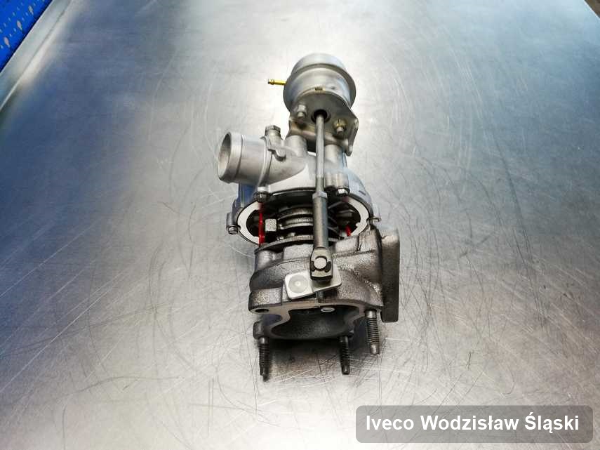 Wyremontowana w przedsiębiorstwie w Wodzisławiu Śląskim turbosprężarka do osobówki spod znaku Iveco przyszykowana w pracowni po regeneracji przed wysyłką