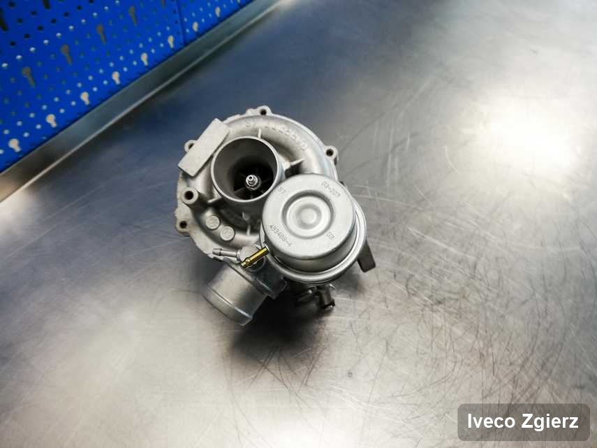 Wyremontowana w pracowni regeneracji w Zgierzu turbosprężarka do pojazdu z logo Iveco na stole w laboratorium po remoncie przed wysyłką