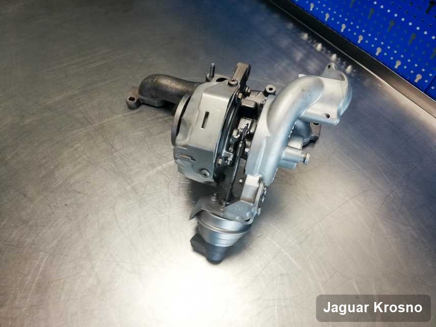 Zregenerowana w laboratorium w Krosnie turbina do samochodu producenta Jaguar na stole w laboratorium wyremontowana przed spakowaniem
