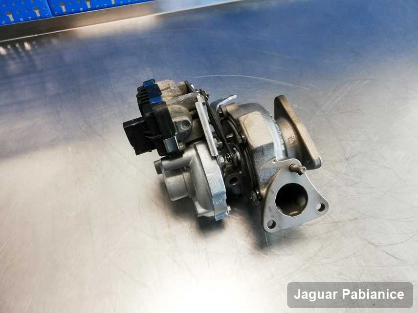 Wyremontowana w przedsiębiorstwie w Pabianicach turbina do pojazdu koncernu Jaguar na stole w warsztacie po naprawie przed nadaniem
