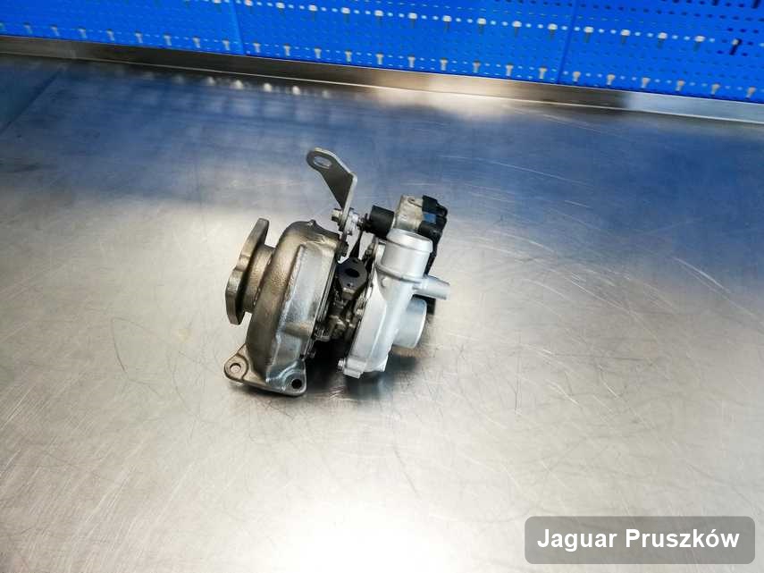 Naprawiona w firmie w Pruszkowie turbina do osobówki spod znaku Jaguar na stole w laboratorium po remoncie przed wysyłką