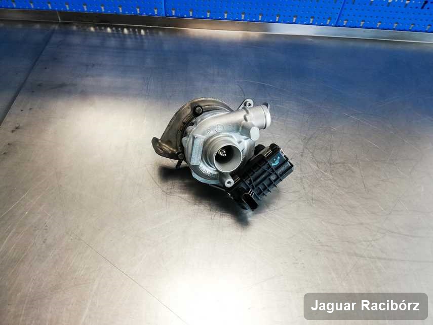 Wyczyszczona w firmie w Raciborzu turbosprężarka do auta firmy Jaguar na stole w laboratorium wyremontowana przed spakowaniem