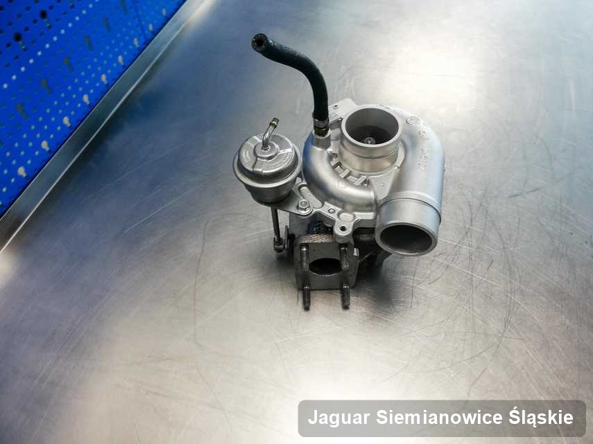 Naprawiona w przedsiębiorstwie w Siemianowicach Śląskich turbosprężarka do aut  z logo Jaguar na stole w laboratorium naprawiona przed wysyłką