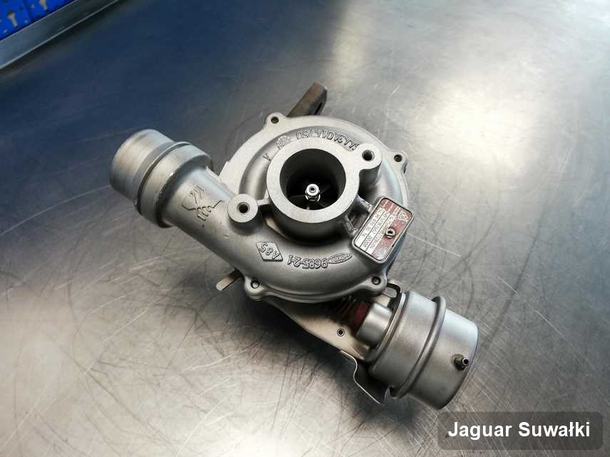 Wyczyszczona w laboratorium w Suwałkach turbosprężarka do samochodu marki Jaguar przyszykowana w pracowni naprawiona przed spakowaniem