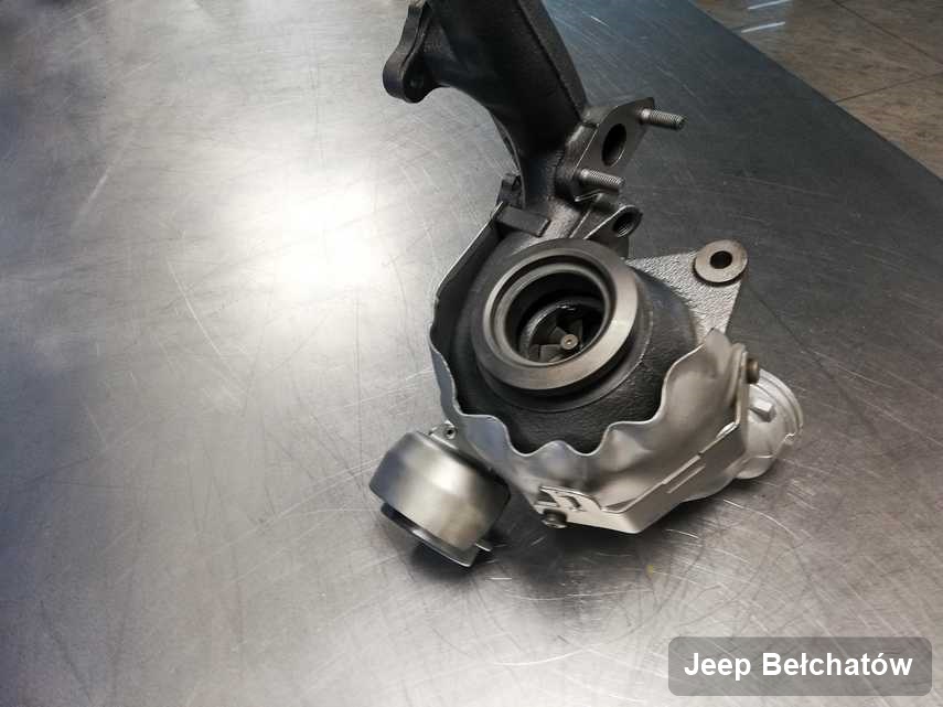 Naprawiona w pracowni w Bełchatowie turbosprężarka do auta producenta Jeep na stole w warsztacie po regeneracji przed spakowaniem