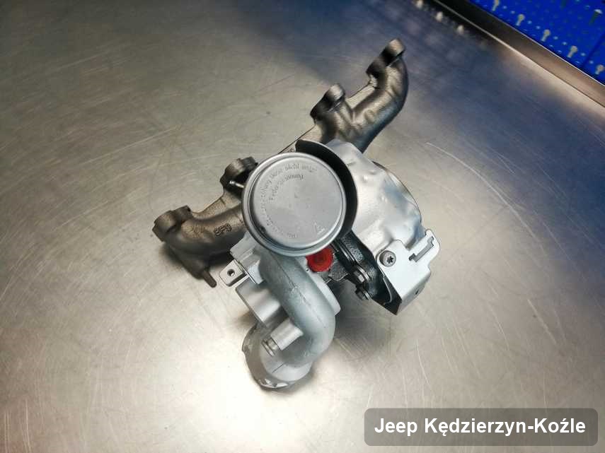 Naprawiona w firmie w Kędzierzynie-Koźlu turbosprężarka do samochodu firmy Jeep na stole w warsztacie po regeneracji przed spakowaniem