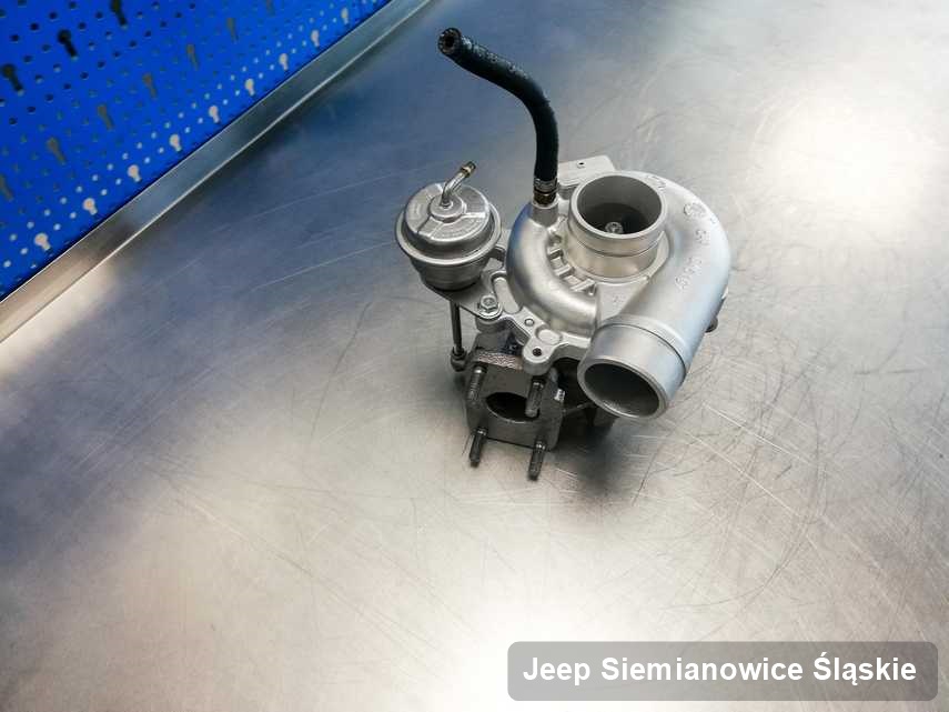 Naprawiona w laboratorium w Siemianowicach Śląskich turbosprężarka do auta producenta Jeep na stole w warsztacie naprawiona przed spakowaniem