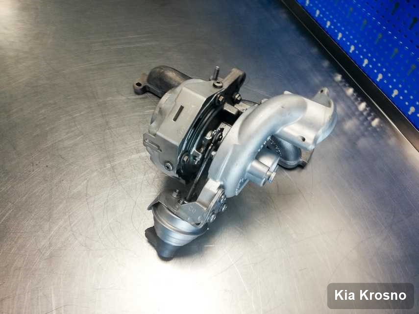 Wyczyszczona w pracowni w Krosnie turbosprężarka do auta producenta Kia na stole w pracowni zregenerowana przed wysyłką