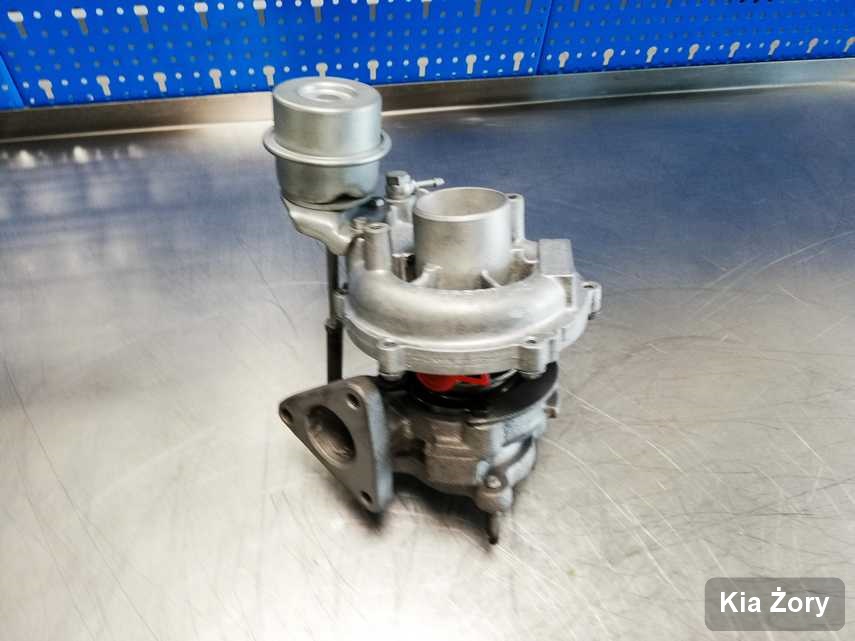 Naprawiona w firmie zajmującej się regeneracją w Żorach turbosprężarka do samochodu z logo Kia przyszykowana w laboratorium po naprawie przed wysyłką