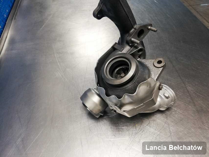 Wyremontowana w przedsiębiorstwie w Bełchatowie turbina do aut  firmy Lancia na stole w pracowni wyremontowana przed nadaniem