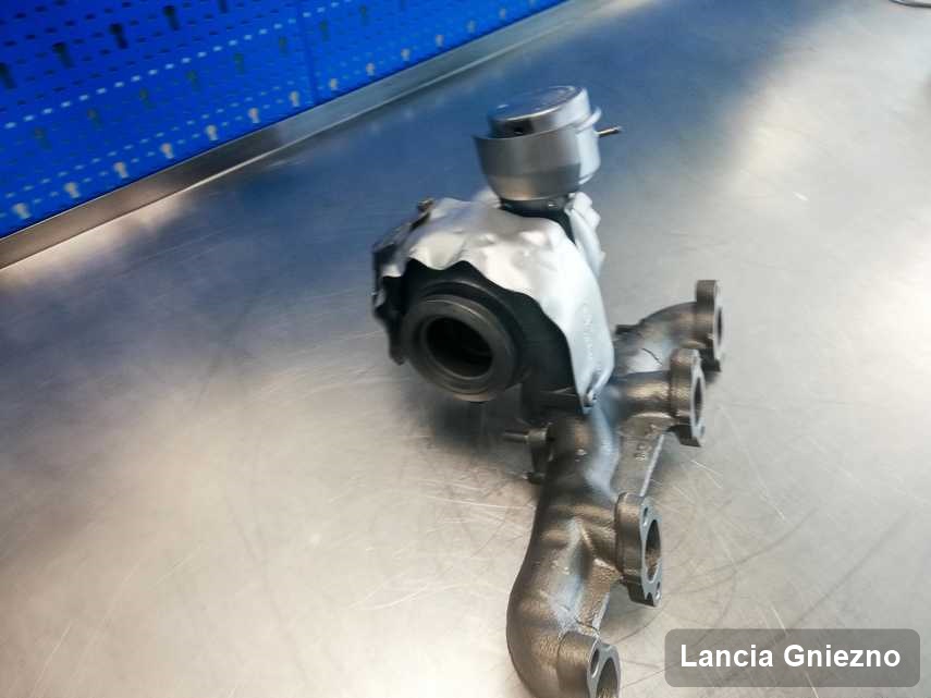 Wyczyszczona w laboratorium w Gnieznie turbosprężarka do aut  spod znaku Lancia przyszykowana w warsztacie wyremontowana przed nadaniem