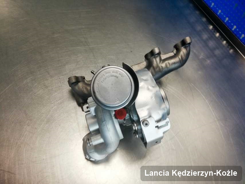 Naprawiona w pracowni regeneracji w Kędzierzynie-Koźlu turbina do aut  producenta Lancia na stole w warsztacie zregenerowana przed nadaniem