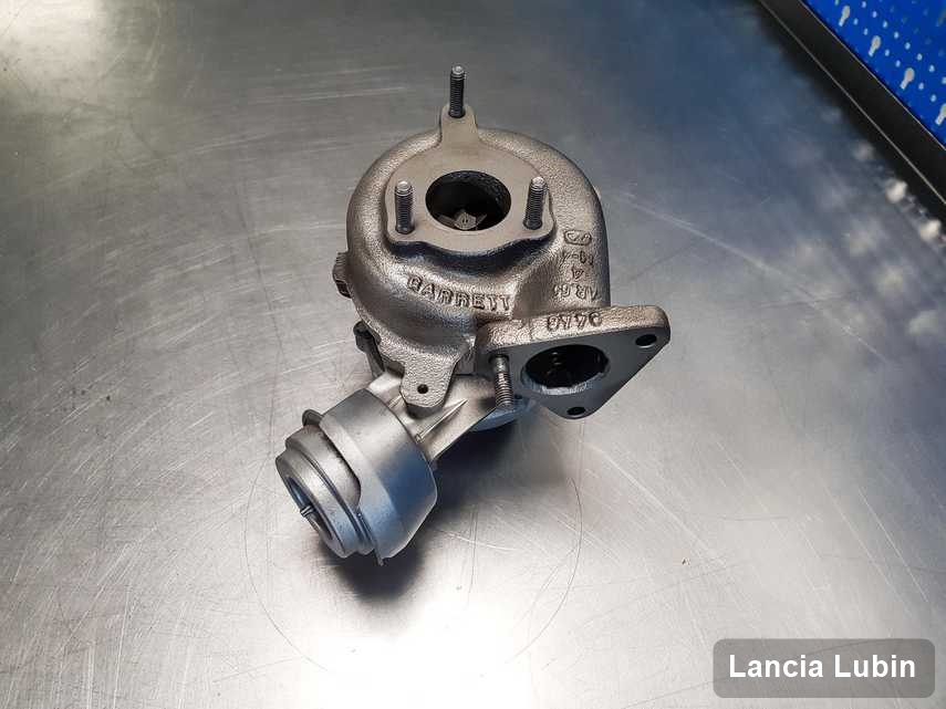 Wyremontowana w przedsiębiorstwie w Lubinie turbosprężarka do pojazdu koncernu Lancia na stole w laboratorium po remoncie przed spakowaniem