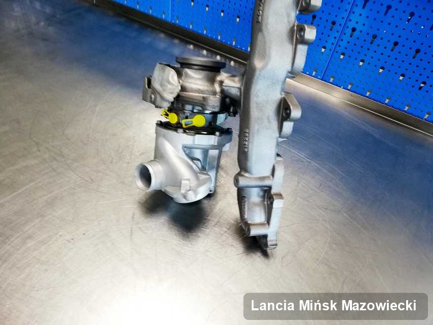 Wyczyszczona w laboratorium w Mińsku Mazowieckim turbina do pojazdu marki Lancia na stole w pracowni wyremontowana przed nadaniem