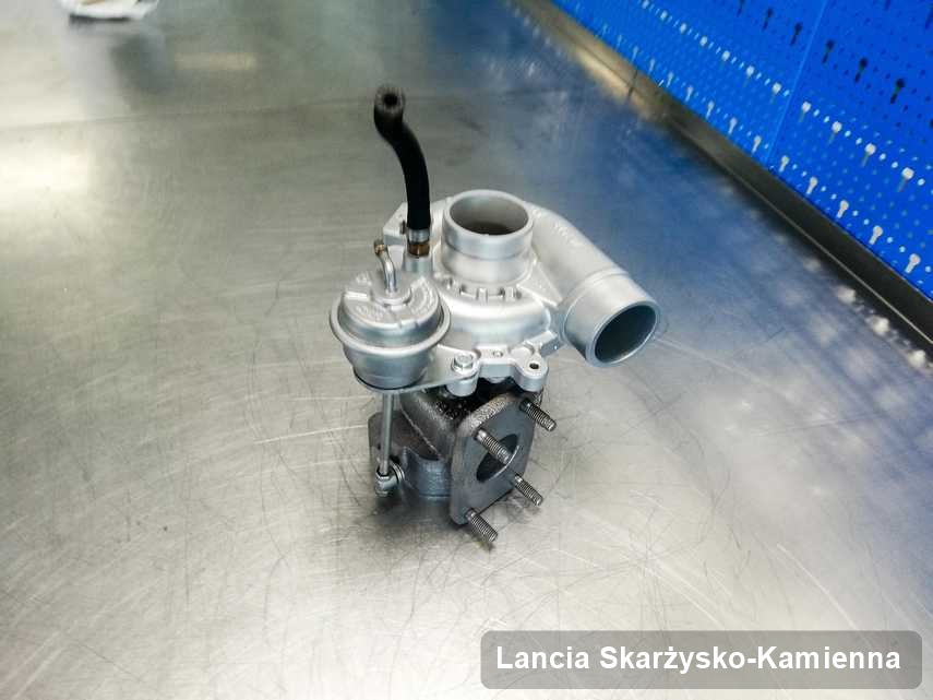 Wyczyszczona w pracowni w Skarżysku-Kamiennej turbosprężarka do auta producenta Lancia na stole w pracowni po remoncie przed wysyłką