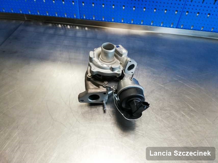 Zregenerowana w pracowni regeneracji w Szczecinku turbosprężarka do auta z logo Lancia przyszykowana w laboratorium po naprawie przed spakowaniem