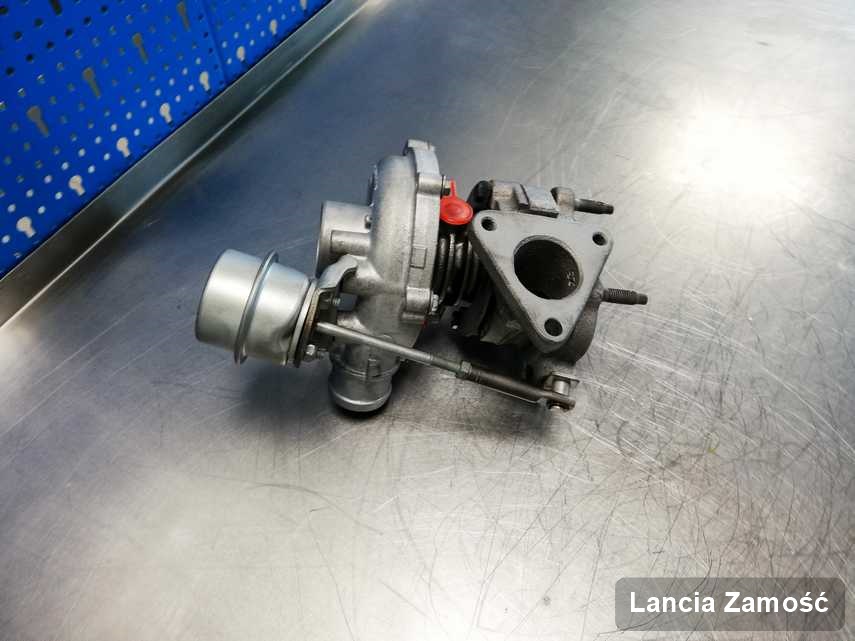Wyczyszczona w laboratorium w Zamościu turbina do pojazdu spod znaku Lancia na stole w warsztacie zregenerowana przed spakowaniem