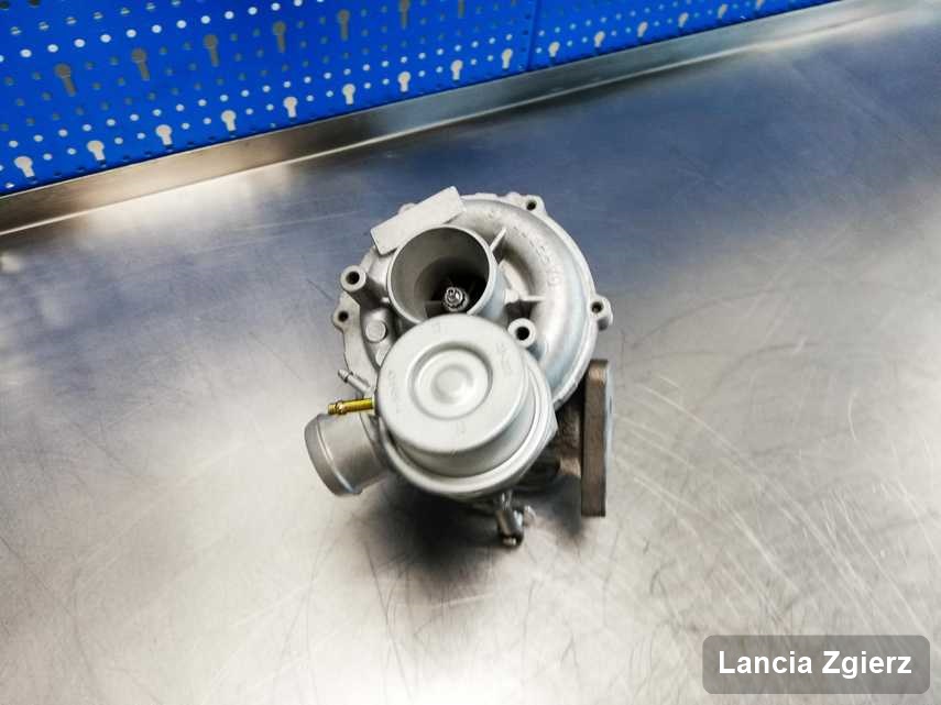 Zregenerowana w przedsiębiorstwie w Zgierzu turbosprężarka do osobówki firmy Lancia na stole w pracowni po naprawie przed spakowaniem