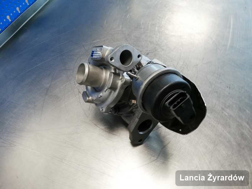 Wyczyszczona w laboratorium w Żyrardowie turbosprężarka do aut  firmy Lancia na stole w warsztacie po remoncie przed wysyłką