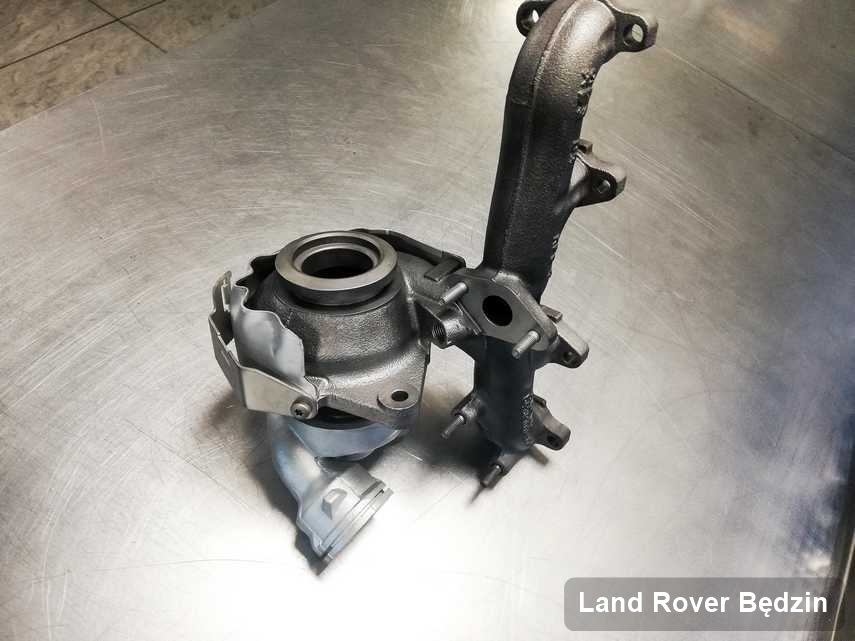 Wyremontowana w laboratorium w Będzinie turbosprężarka do auta producenta Land Rover na stole w pracowni wyremontowana przed wysyłką