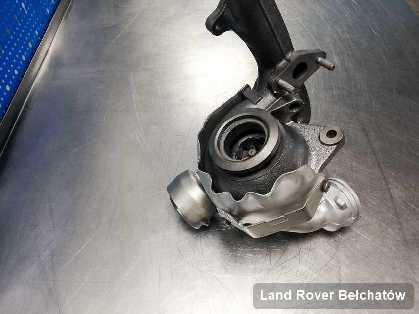 Wyremontowana w laboratorium w Bełchatowie turbosprężarka do aut  marki Land Rover na stole w pracowni po naprawie przed wysyłką