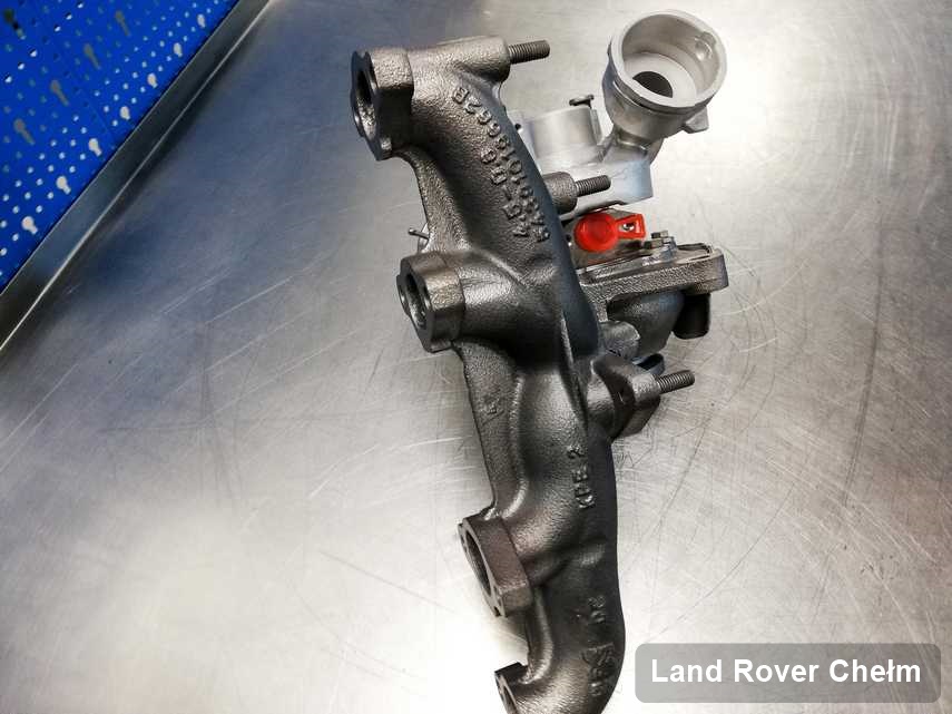 Zregenerowana w firmie zajmującej się regeneracją w Chełmie turbosprężarka do osobówki z logo Land Rover na stole w laboratorium po regeneracji przed wysyłką