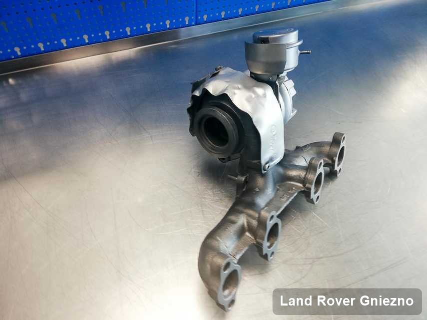 Wyremontowana w pracowni w Gnieznie turbina do auta spod znaku Land Rover na stole w laboratorium naprawiona przed wysyłką